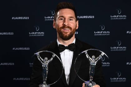 Lionel Messi con los dos premios en sus manos