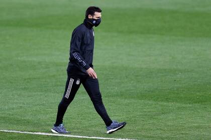 Scaloni camina por el predio de Ezeiza; piensa en el partido del martes, ante Bolivia en La Paz.