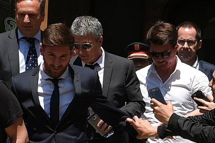 Lionel, Jorge y Rodrigo, los tres Messi al salir ayer del juzgado