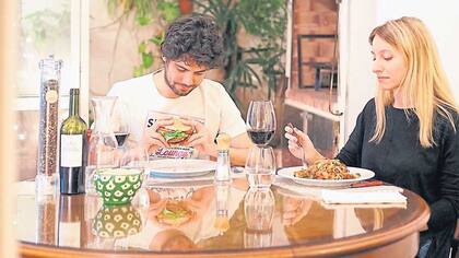 Lionel Kleiman e Ingrid Holinger: él prefiere una hamburguesa y ella un wok de verduras