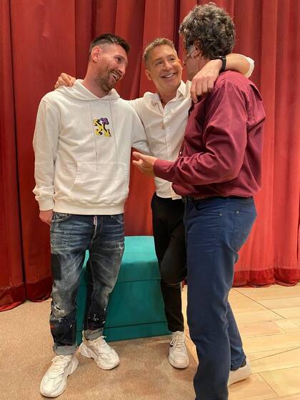 Lionel Messi, a pura risa con Adrián Suar y Diego Peretti. El astro argentino fue al teatro a ver la obra "Inmaduros".