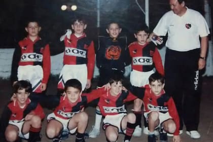 Lionel Messi (abajo, segundo desde la derecha) en la escuela de fútbol de Newell's Malvinas Argentinas, cuando era un niño.