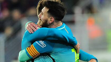Lionel Messi abraza a Denis Suárez, autor del primer tanto de Barcelona