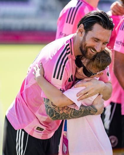 Lionel Messi abrazó a uno de los niños que visitó el club Inter Miami