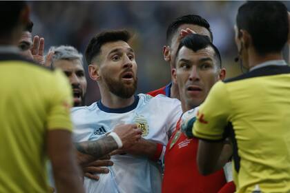 Lionel Messi acaba de ser expulsado por la pelea con Gary Medel en el partido por el tercer puesto de Brasil 2019; es su última imagen por la Copa América.