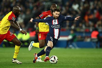 Lionel Messi acelera y deja atrás a dos rivales