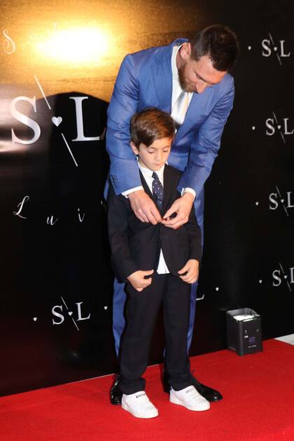 Lionel Messi acomoda el traje de Thiago en la alfombra roja