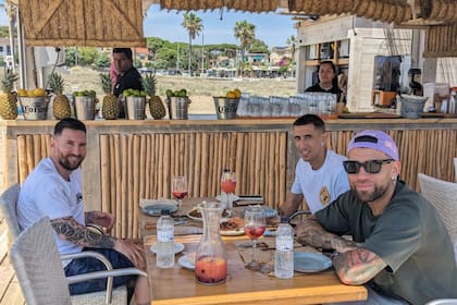 Lionel Messi, Ángel Di María y Nicolás Otamendi disfrutando de un almuerzo en las playas de Barcelona antes de llegar a la Argentina