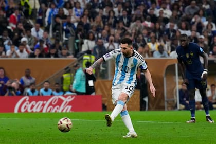 Lionel Messi anota de penal el primer gol de Argentina en la final contra Francia