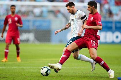 Karim Boudiaf marca a Messi en el partido entre la Argentina y Qatar por la Copa América 2019