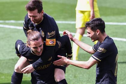 Lionel Messi, Antoine Griezmann y Pedri, piezas de ataque de un Barcelona que se presentará en Valencia y necesita recuperarse en la liga española.