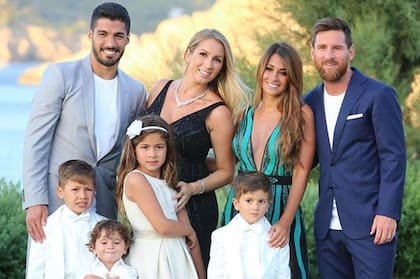 Lionel Messi, Antonela Roccuzzo, Luis Suárez, Sofía Balbi y los hijos de ambas parejas