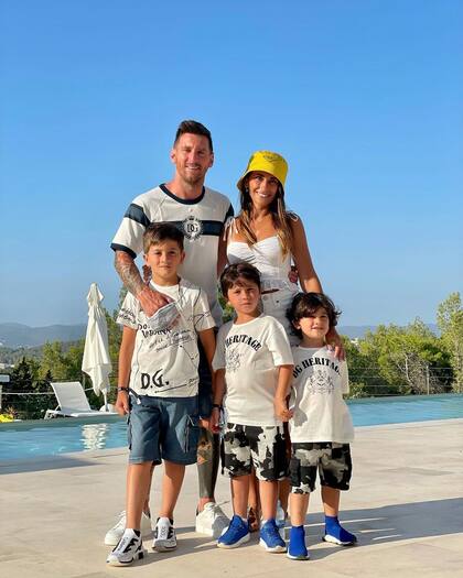 Lionel Messi, Antonela Roccuzzo y sus hijos, Thiago, Mateo y Ciro, suelen vacacionar en Ibiza (Foto: Instagram @antonelaroccuzzo)