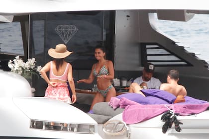 Lionel Messi, Antonella Roccuzzo y sus amigos, felices en el lujoso yate donde pasan sus vacaciones