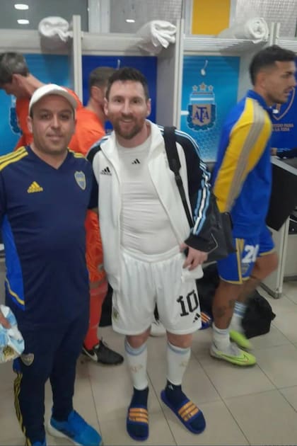 Lionel Messi apareció finalmente con las ojotas de Boca en sus pies, junto al utilero xeneize, Matías Capella