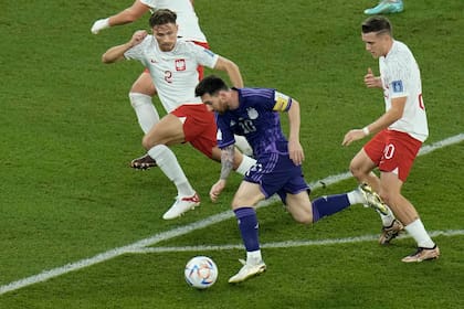 Lionel Messi avanza entre los defensores polacos en el partido entre Argentina y Polonia