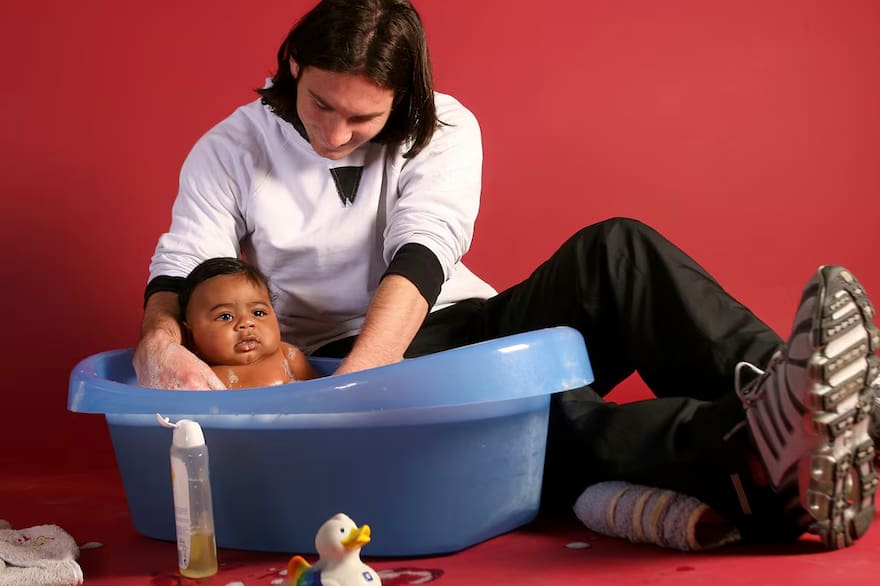 La historia detrás de la foto de Messi bañando a un bebé llamado Lamine  Yamal que se hizo viral - LA NACION