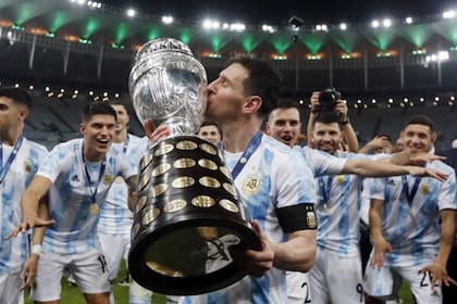 Lionel Messi besa el trofeo de la Copa América 2021