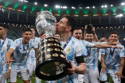 Lionel Messi besa la Copa América