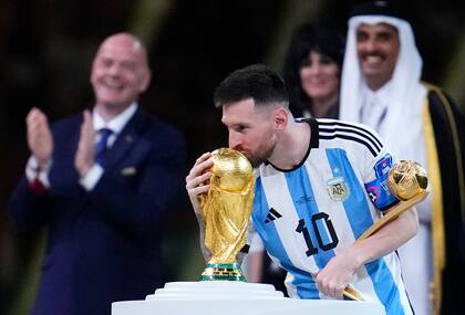 Lionel Messi besa la Copa del Mundo con el Balón de Oro al Mejor Jugador bajo el brazo