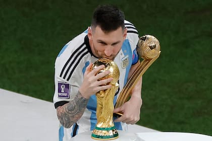 Lionel Messi besa la Copa del Mundo con el trofeo al mejor jugador del Mundial bajo el brazo