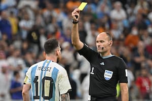 Mateu Lahoz, el árbitro que desató la furia de Messi en el Mundial, podría reemplazar a Luis Rubiales en España