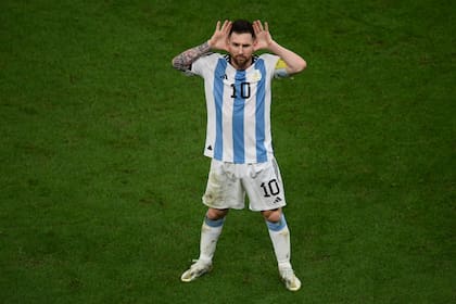 Lionel Messi celebra al marcar el segundo gol de su equipo desde el punto de penales durante el partido de fútbol de cuartos de final de la Copa Mundial Qatar 2022 entre Holanda y Argentina en el Estadio Lusail