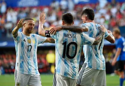 Lionel Messi celebra con Alejandro Gomez y Rodrigo De Paul