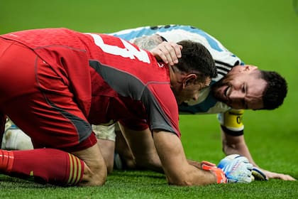 Lionel Messi celebra con Dibu Martínez tras la gran tarea del arquero en los cuartos de final ante Países Bajos 