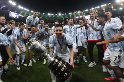 Lionel Messi celebra con el resto del plantel argentino la conquista de la Copa América en Brasil.