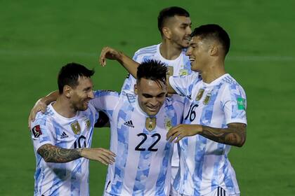 Lionel Messi celebra con los goleadores de la noche en Caracas: Lautaro Martínez, Joaquín Correa y Ángel Correa; la Argentina derrotó a Venezuela por 3-1, por las eliminatorias para el Mundial de Qatar 2022