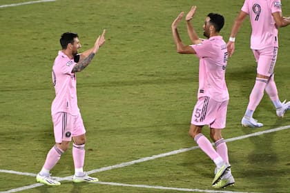 Lionel Messi celebra con Sergio Busquets un gol para Inter Miami
