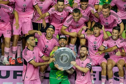 Lionel Messi celebra con sus compañeros después de ganar el Supporters' Shield, lo que le dio a Inter Miami el pasaporte al Mundial de Clubes