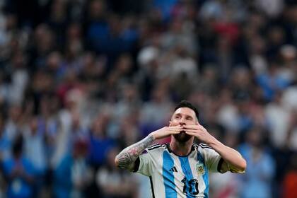 Lionel Messi celebra luego de que su compañero Julián Álvarez anotara el tercer gol de Argentina ante Croacia en la semifinal de la Copa Mundial, el martes 13 de diciembre de 2022, en Lusail, Qatar. (AP Foto/Natacha Pisarenko)