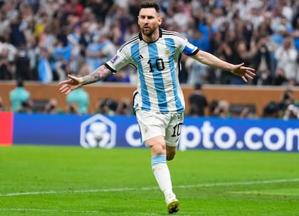 Lionel Messi celebra tras anotar de penal el primer gol de Argentina en la final de la Copa Mundial ante Francia en el estadio Lusail, el domingo 18 de diciembre de 2022, en Lusail, Qatar. (AP Foto/Manu Fernández)