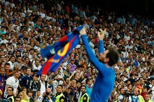 ??Lionel Messi, celebra tras anotar durante el partido de fútbol clásico de la liga española Real Madrid CF vs FC Barcelona en el estadio Santiago Bernabeu en Madrid el 23 de abril de 2017