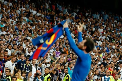 Messi celebra tras anotar un clásico ante Real Madrid en el Santiago Bernabéu