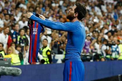 Lionel Messi celebra tras anotar durante el clásico de la liga española contra el Real Madrid, en el estadio Santiago Bernabeu, el 23 de abril de 2017