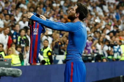 El tatuaje del hincha rememora el partido del 23 de abril de 2017, entre el Barcelona y el Real Madrid en el Bernabéu, donde Lionel Messi celebró tras anotar su gol 500