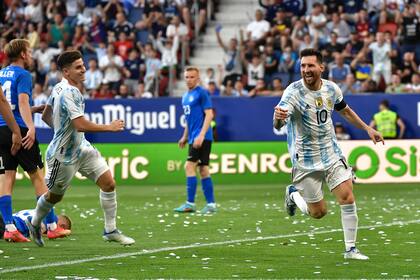 Lionel Messi celebra tras anotar el tercer gol de Argentina en un amistoso contra Estonia en Pamplona, España, el domingo 5 de junio de 2022. (AP Foto/Alvaro Barrientos)