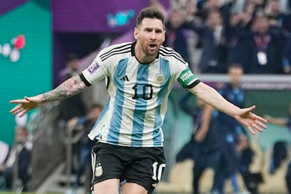 Lionel Messi celebra tras marcar el primer gol de Argentina en la victoria 2-0 ante México en el partido por el Grupo C del Mundial