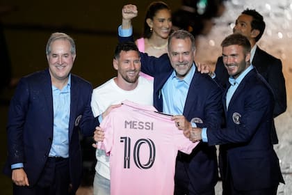 Lionel Messi (centro a la izquierda) ser el presentado como jugador del Inter Miami, junto a los dueños Jorge Mas (izquierda), José Mas (segundo derecha) y David Beckham en el estadio DRV PNK