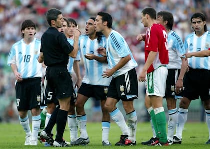 Lionel Messi, con apenas 18 años, observa a Lionel Scaloni que discute con Markus Merk, el árbitro alemán que expulsó al jovencito argentino en su primera jugada del partido con Hungría, en Budapest