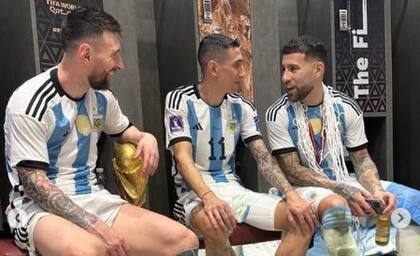 Lionel Messi, con Di María y Nicolás Otamendi tras consagrarse campeones del mundo
