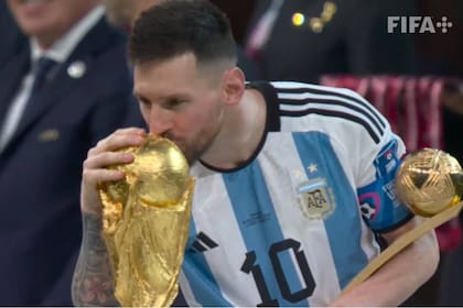 Lionel Messi, con el Balón de Oro de Qatar 2022, besa la copa del mundo, en un fotograma del corto que hizo la FIFA para homenajear al campeón del mundo