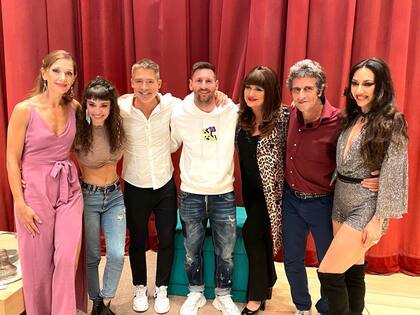 Lionel Messi, con el elenco de la obra "Inmaduros".