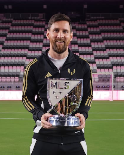 Lionel Messi con el premio entregado como jugador MVP