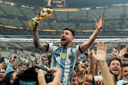 Lionel Messi con el trofeo de campeón del mundo tras la victoria ante Francia en la final del Mundial de Qatar