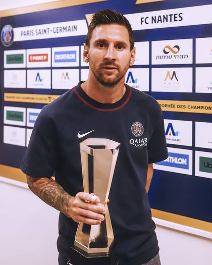 Lionel Messi con el trofeo de Mejor Jugador de la final de la Copa de Campeones de Francia.