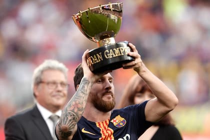 Lionel Messi con el trofeo Joan Gamper, en honor al mítico personaje de la historia del FC Barcelona